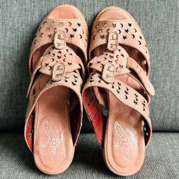 Stylish Pink Leather Sandals - Picture 3 of 12